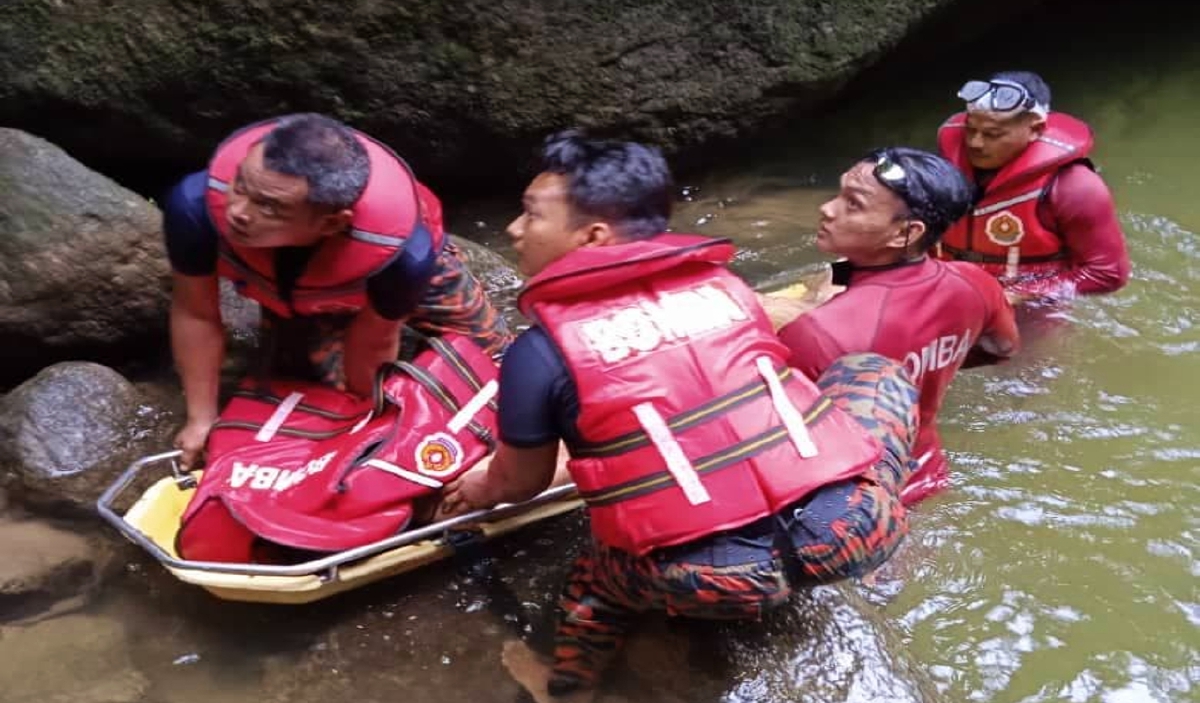ANGGOTA bomba membawa naik mayat lelaki yang ditemukan lemas di Sungai Kedondong, Batang Kali. FOTO Ihsan Bomba.