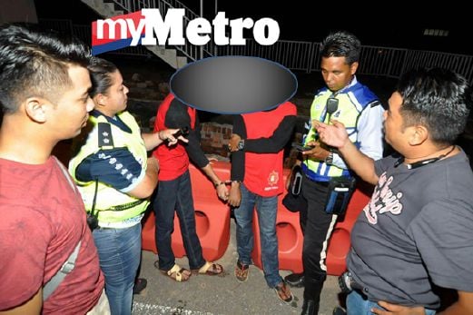 Dua penunggang motosikal (dua tengah) yang ditahan anggota polis selepas cuba melarikan diri daripada sekatan jalan di Jalan Tun Abdul Razak - Ayer Keroh berhampiran Bukit Sebukor, Melaka. FOTO Muhammad Hatim Ab Manan
