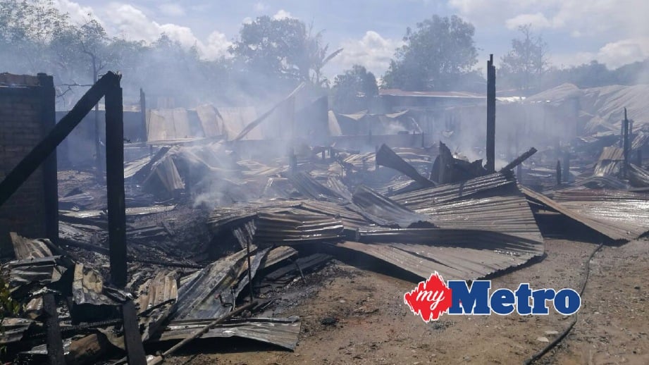 ANTARA rumah yang terbakar di Kampung Ansip. FOTO Cleo Will