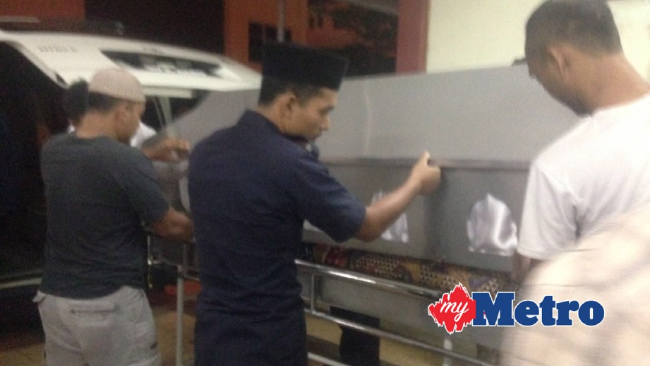 JENAZAH mangsa dibawa keluar dari Unit Forensik Hospital Sultanah Nur Zahirah Kuala Terengganu. FOTO Zaid Salim