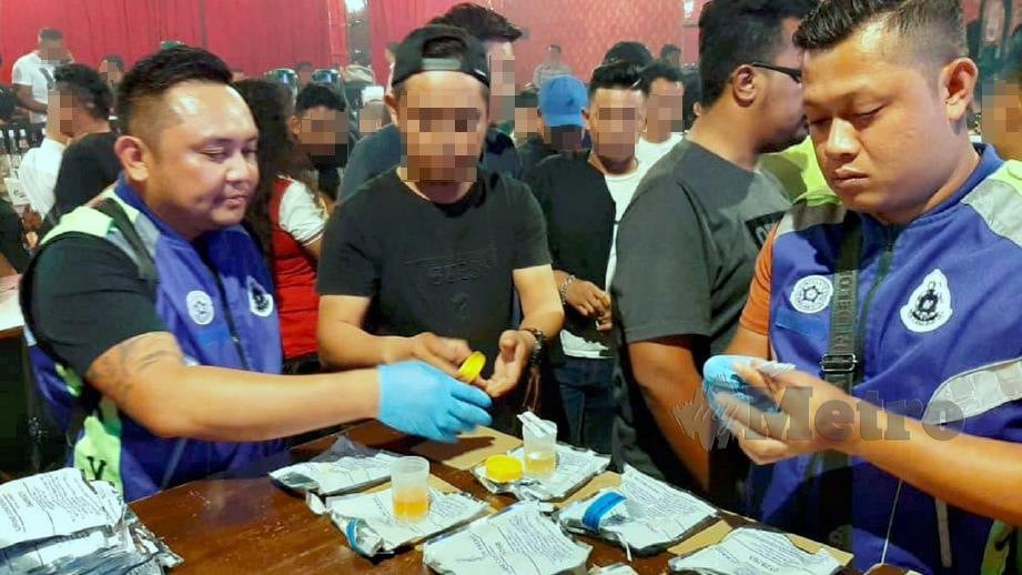 POLIS melakukan ujian saringan air kencing dalam operasi di pusat hiburan di Kota Kinabalu. FOTO ihsan Polis
