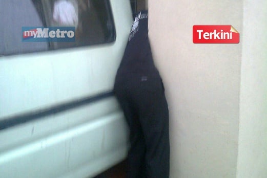 MANGSA tersepit antara pintu van dan tiang konkrit di bangunan MAIM. FOTO ihsan pembaca Harian Metro