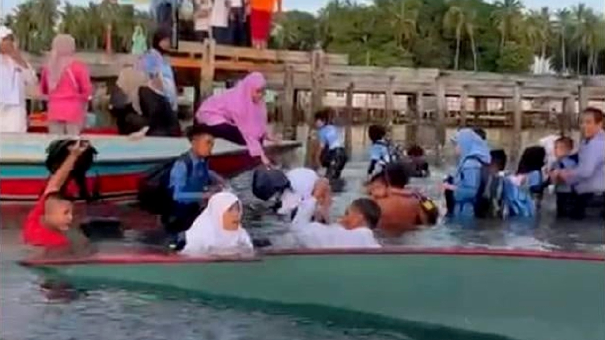 PETIKAN video tular menunjukkan beberapa pelajar sekolah diselamatkan selepas jeti di Kampung Pababag roboh.