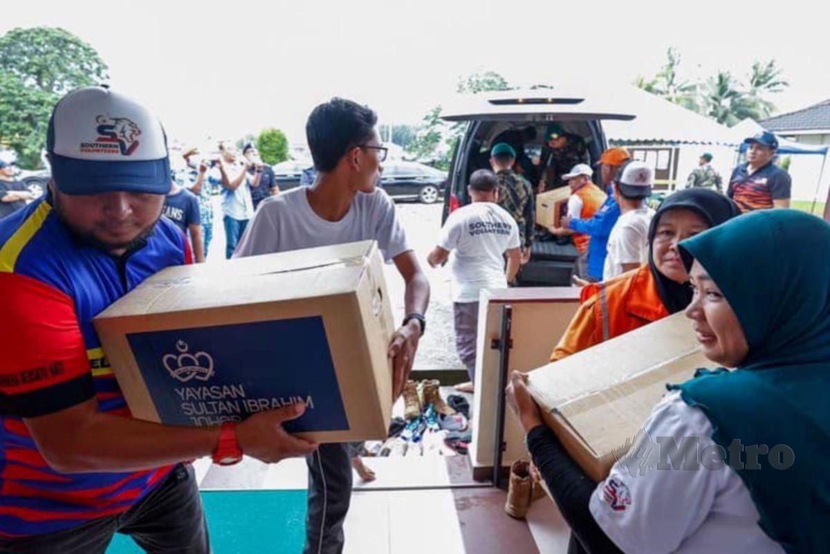 SUMBANGAN bantuan keperluan asas sebanyak 60 kotak daripada TMJ diagihkan sukarelawan. FOTO Facebook rasmi Datuk Onn Hafiz Ghazi