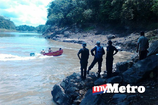ANGGOTA polis bersama sepasukan bomba menjalankan operasi mencari mangsa yang dipercayai dibaham buaya di Sungai Kinabatangan. FOTO ihsan Polis