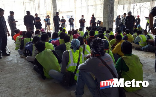 ANGGOTA penguatkuasa Jabatan Imigresen Melaka, Jabatan Pendaftaran Negara dan Agensi Antidadah Kebangsaan  melakukan pemeriksaan. FOTO Zuhairi Zuber