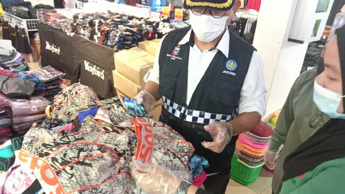 ROMZI menjalankan pemeriksaan di  pasar raya di Sandakan. FOTO ihsan JHEAINS
