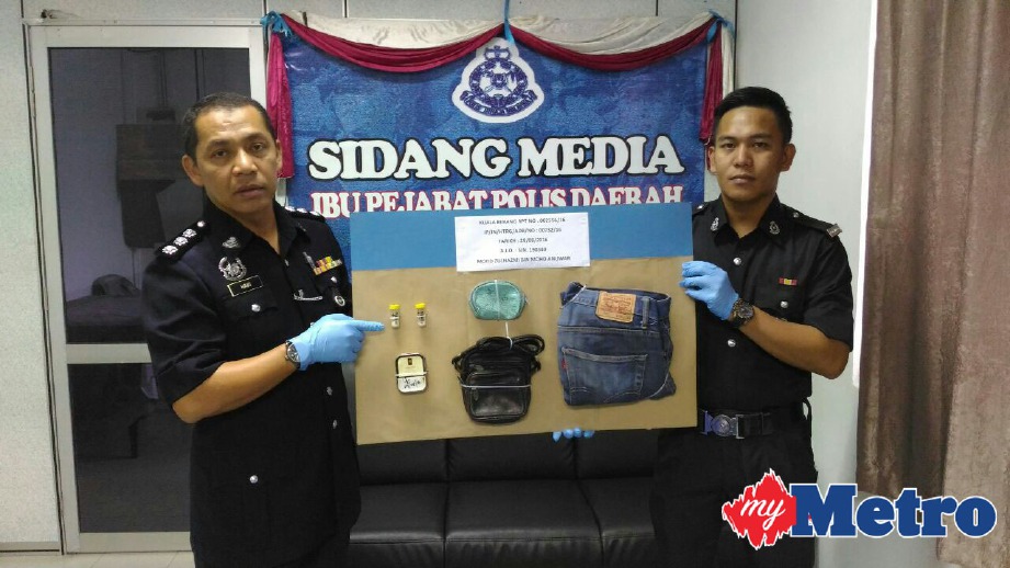 MOHD Haki (kiri) menunjukkan barang kes yang dirampas. FOTO Nazdy Harun
