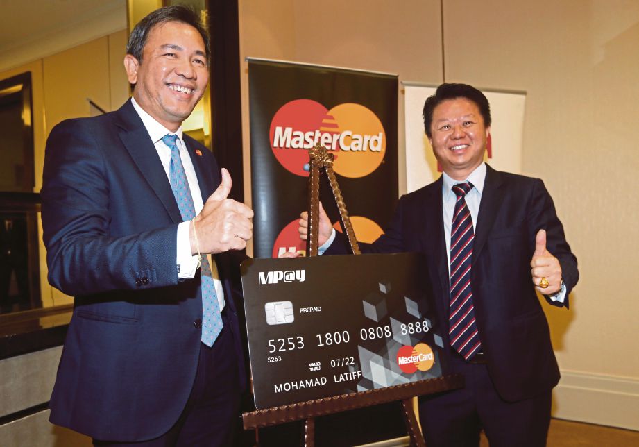  CHEW (kanan) bersama  Perry  melancarkan MPay Mastercard di Kuala Lumpur, semalam.