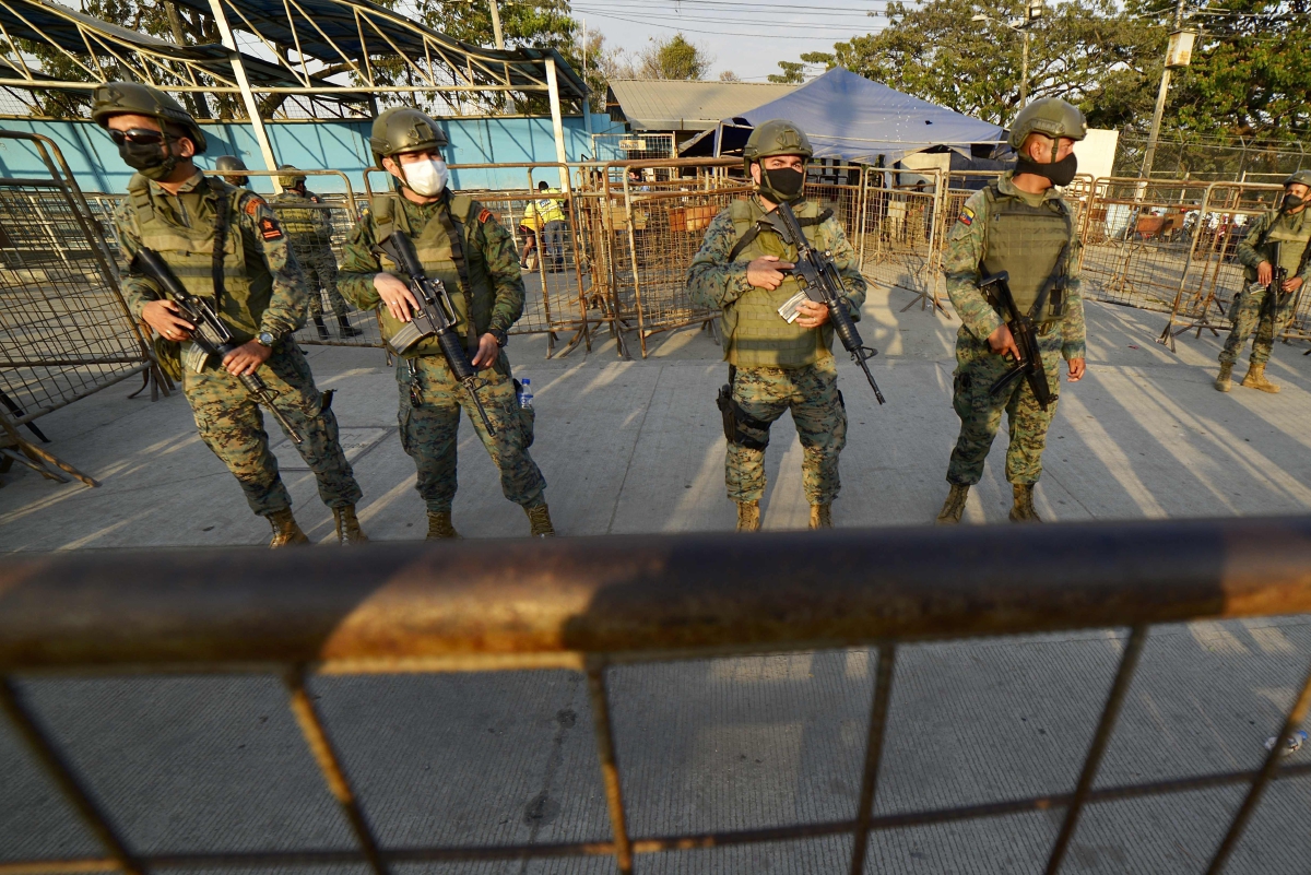 TENTERA mengawal kawasan di luar penjara berkenaan. FOTO AFP 