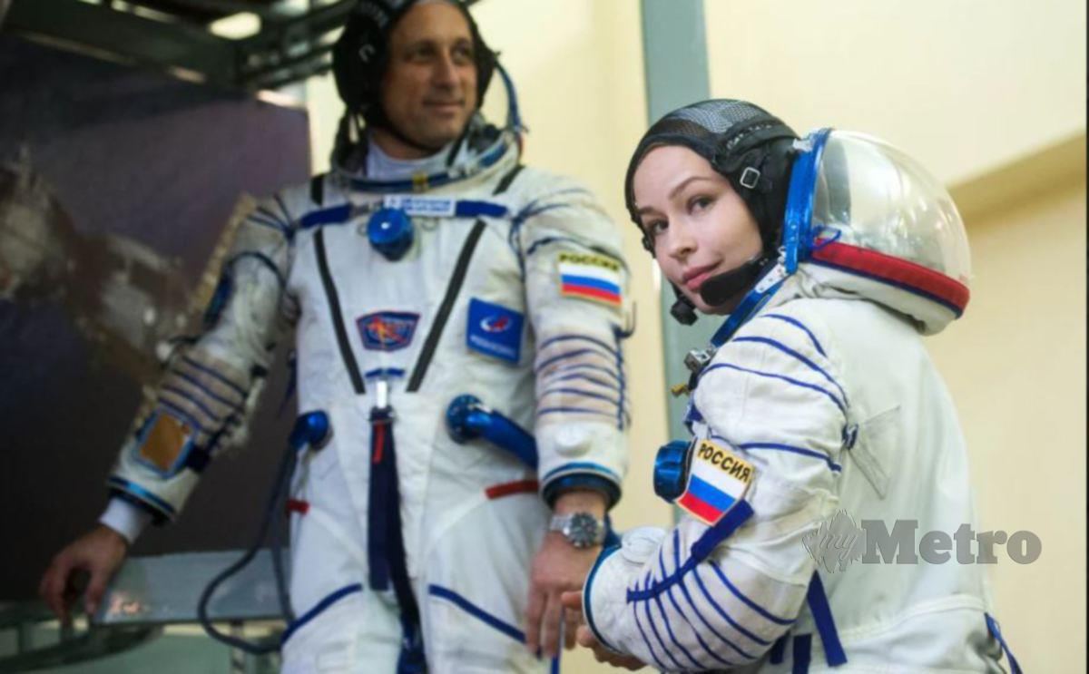 YULIA Peresild ketika menjalani latihan untuk membiasakan diri dengan kapal angkasa. FOTO AFP 