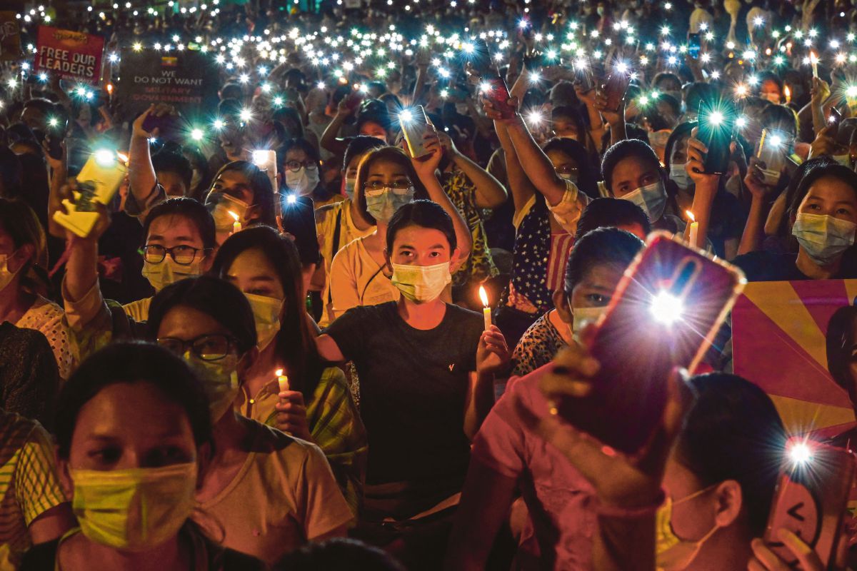 FOTO fail pada 13 Mac 2021 menunjukkan penunjuk perasaan di Yangon menyalakan lilin dan mengaktifkan lampu pada telefon bimbit bagi memperingati mangsa yang terkorban dalam tunjuk perasaan antikudeta di negara itu. FOTO AFP 