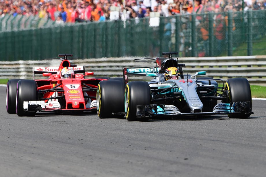 Hamilton (depan) mampu atasi Vettel jika ungguli aksi di laman Ferrari. -Foto AFP
