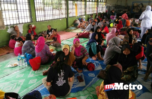 PUSAT pemindahan di sekolah agama di Kampung Cahaya Baru, Pasir Gudang. FOTO Mary Victoria Dass