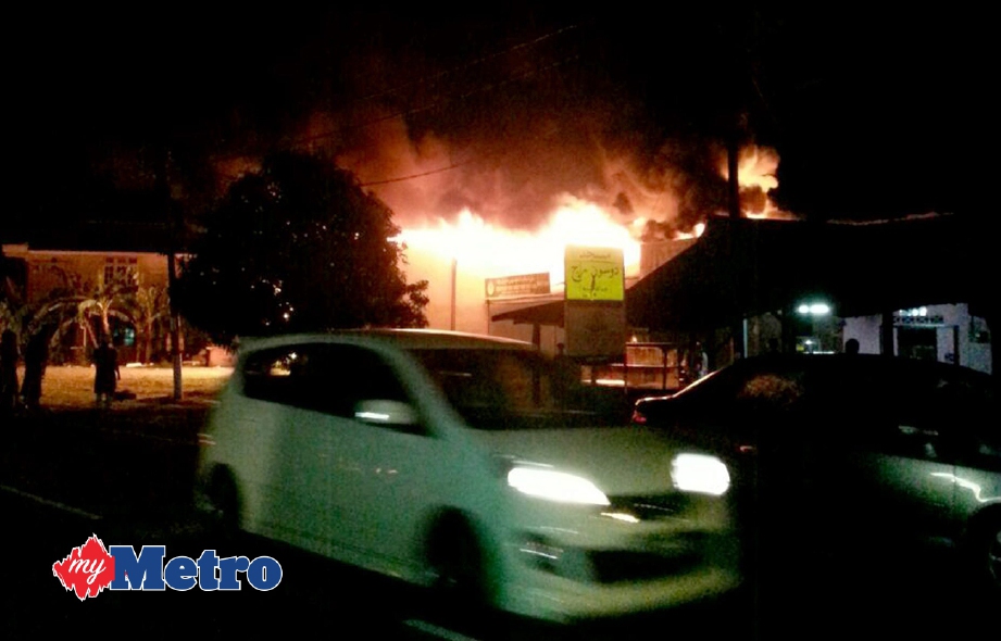 SEBUAH stor menyimpan tilam musnah dalam kebakaran di Kampung Dusun Raja awal pagi. FOTO ihsan bomba