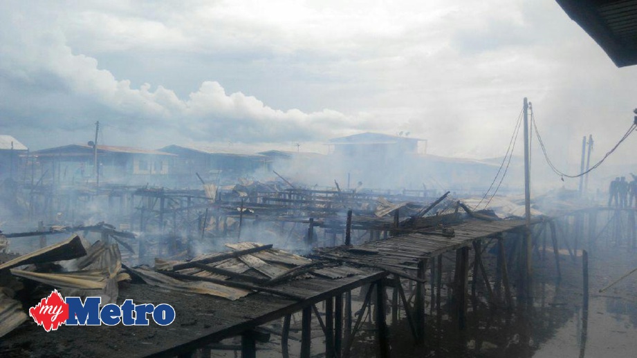 RUMAH musnah dalam kebakaran di Kampung Pukat Tanjung Batu Laut, Tawau. FOTO ihsan bomba