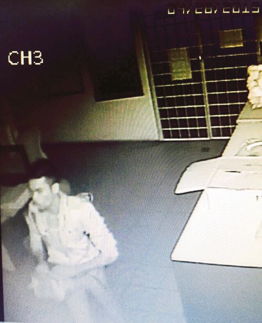  GELAGAT suspek memecah masuk bilik guru yang  dirakam CCTV.