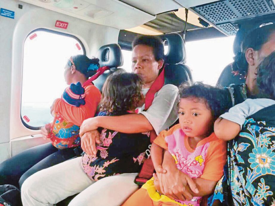 ENAM kanak-kanak Orang Asli menaiki helikopter ke Hospital Gua Musang selepas mengalami demam panas.