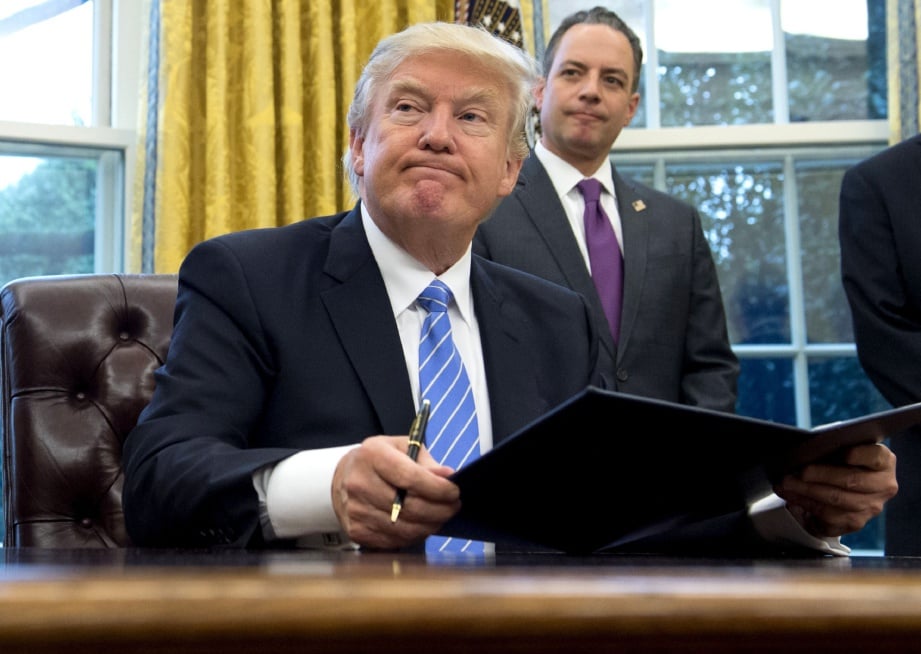  Trump    secara rasmi menandatangani arahan eksekutif penarikan diri   daripada TPPA dengan alasan perjanjian itu boleh menyebabkan kehilangan pekerjaan di AS. 