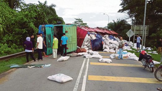   TRELER  sarat muatan baja terbalik di tengah jalan di Kilometer 52 Jalan Kuantan-Segamat. 