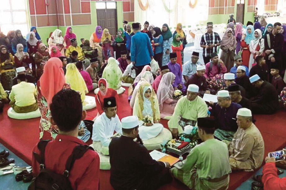 KADI menyempurnakan  akad nikah  pada majlis Jom Nikah Peringkat Daerah Kulai.