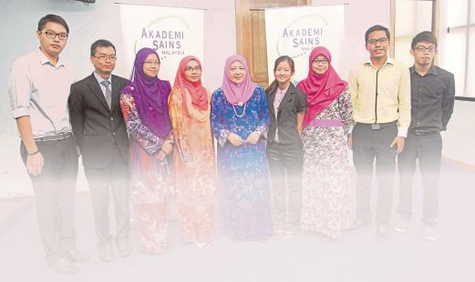  PROF Asma (tengah) bersama saintis muda yang terpilih.