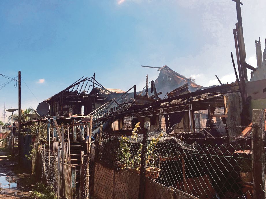 KEADAAN enam rumah yang musnah dalam kebakaran, kelmarin.