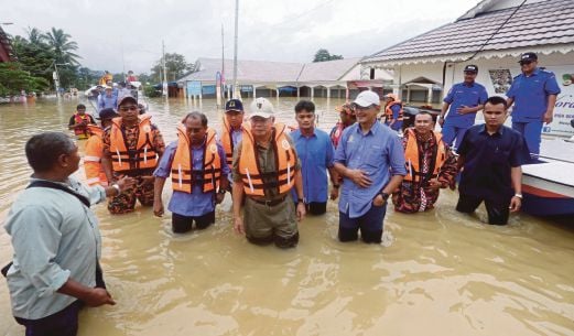  NAJIB meninjau kawasan Lembah Kuala Kangsar yang banjir.