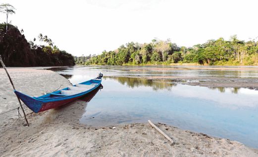 PARAS air di hulu Sungai Tembeling berdekatan Kampung Mat Daling terlalu cetek hingga menampakkan dasarnya. 