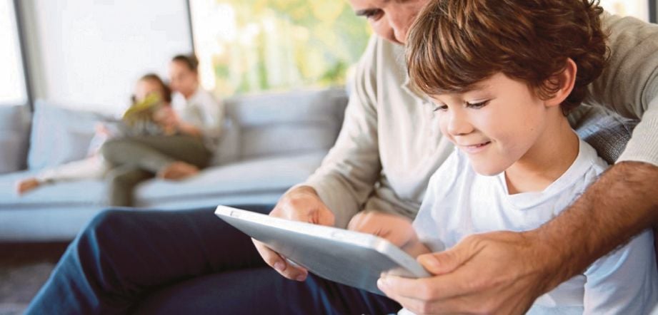 IBU bapa perlu memahirkan diri dengan teknologi Internet bagi memantau penggunaan gajet anak.