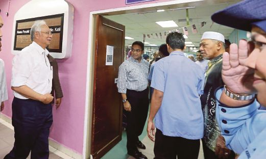 NAJIB disambut Menteri Besar Kelantan, Datuk Ahmad Yakob (dua dari kanan) ketika meluangkan masa menziarahi Nik Aziz di HUSM, semalam.