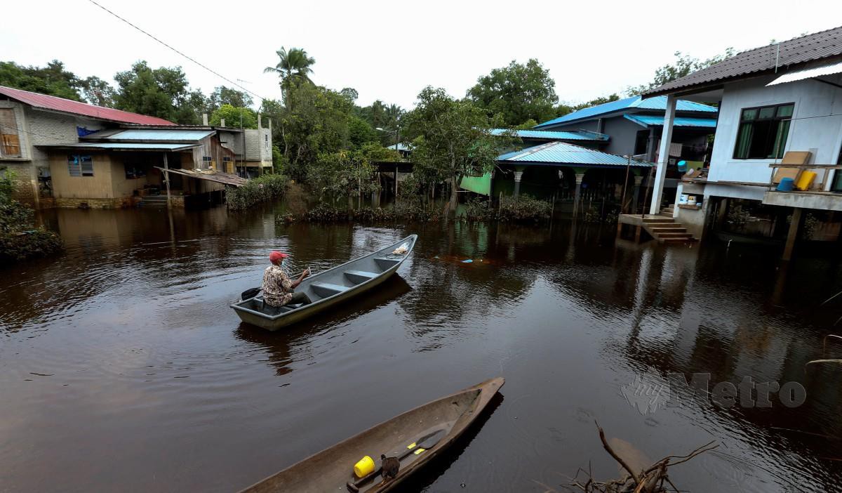 PENDUDUK Kampung Tersang, Rantau Panjang menggunakan perahu sebagai persediaan hadapi banjir. FOTO Nik Abdullah Nik Omar.