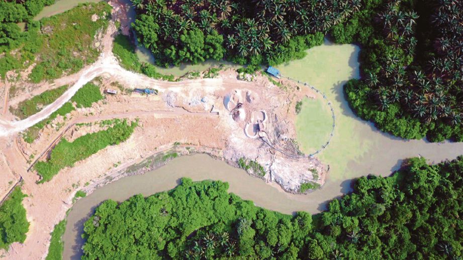 GAMBAR yang dirakam menggunakan dron menunjukkan muara Sungai Sayong yang menjadi lokasi pertemuan Sungai Johor dan Sungai Linggi yang terjejas dengan pencemaran ammonia.