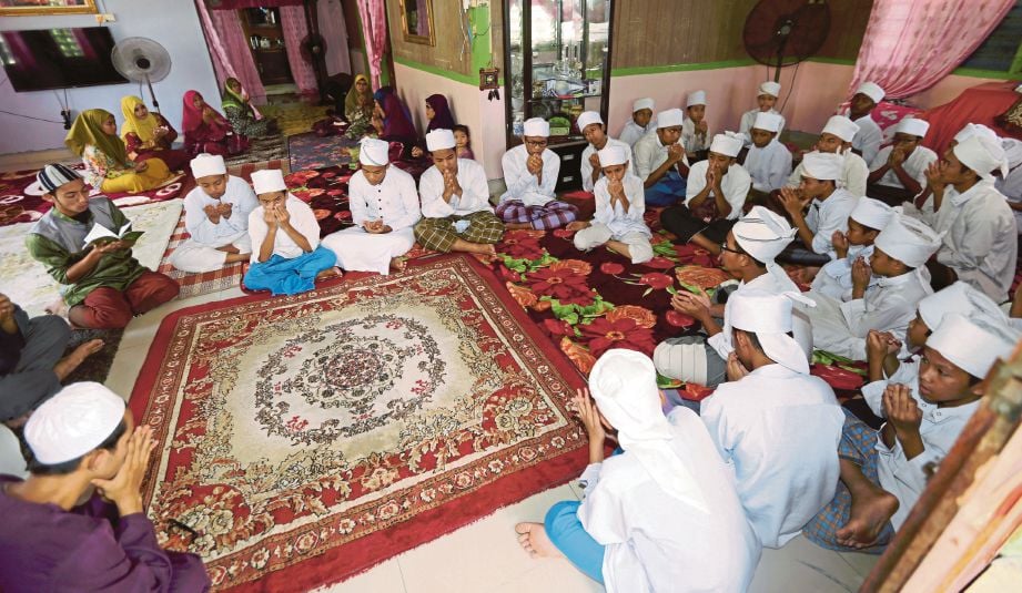 PELAJAR tahfiz mengadakan majlis bacaan yasin dan tahlil.