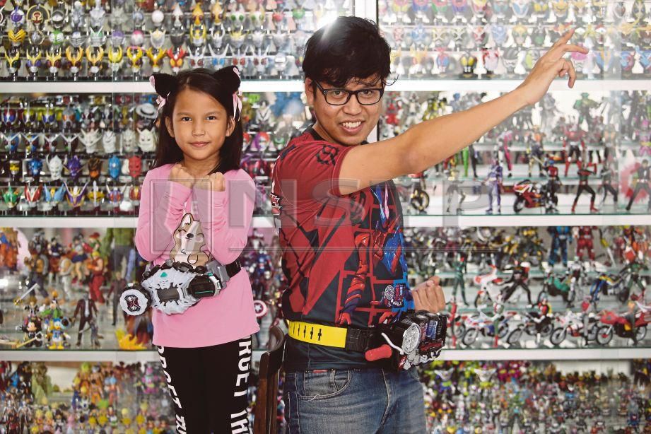 ALI Imran bersama  anaknya, Qisha meniru aksi Kamen Rider.