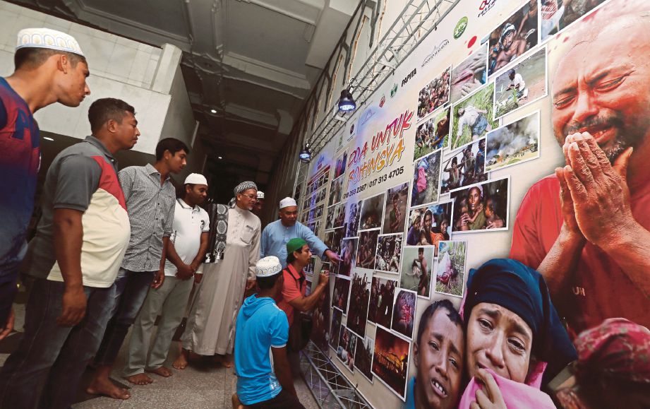 warga Rohingya melihat pameran kekejaman terhadap etnik Rohingya pada Program Doa Untuk Rohingya di Masjid Wilayah Persekutuan, semalam.