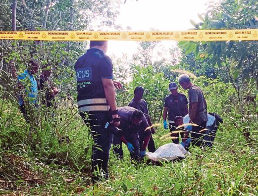 ANGGOTA polis membuat pemeriksaan ke atas mayat lelaki yang ditemui di dalam kebun getah. 