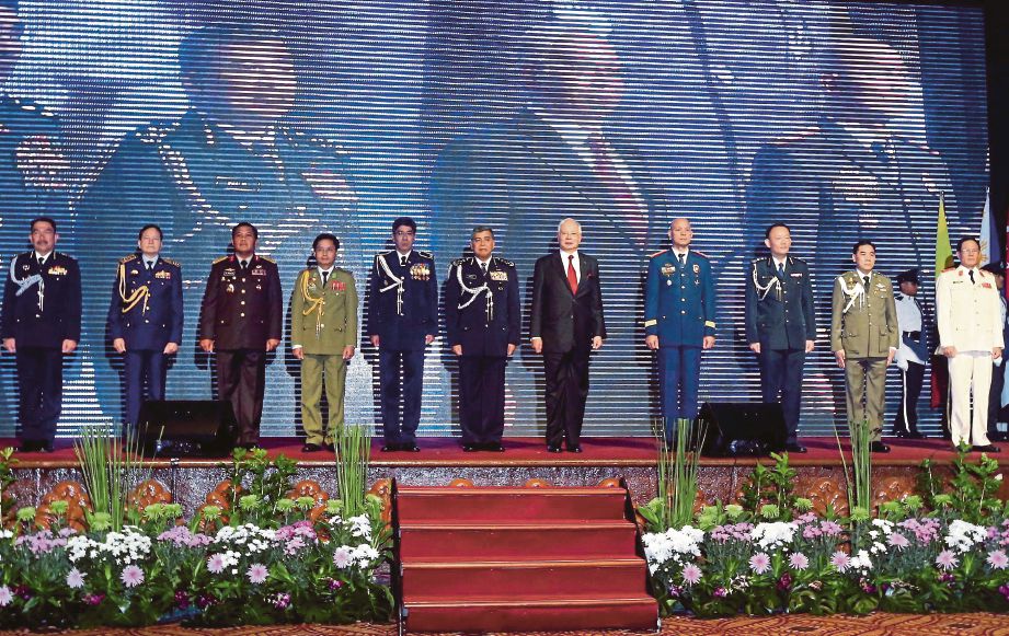 NAJIB (lima kanan) dan penulis (enam kanan) bergambar bersama Ketua-Ketua Polis Negara ASEAN sebelum perasmian Persidangan ASEANAPOL Ke-36 2016 di Putrajaya. 
