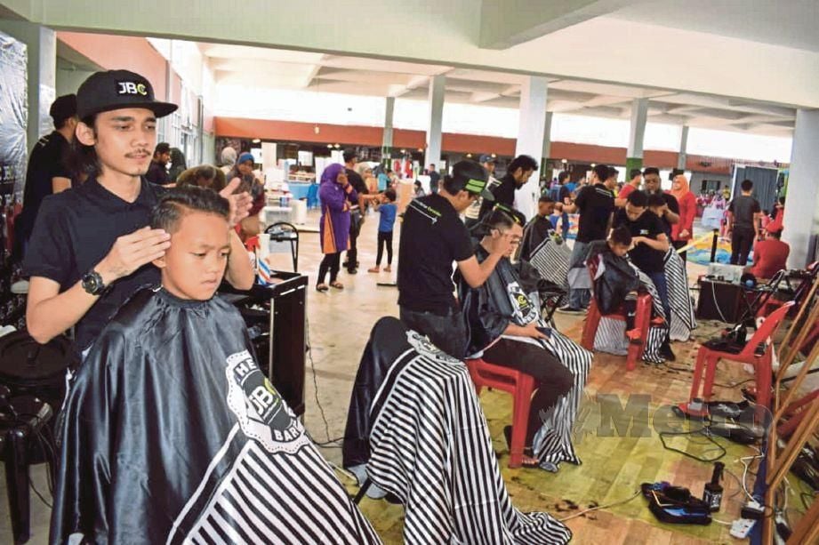  Gunting  rambut  bantu rawatan bapa Harian Metro