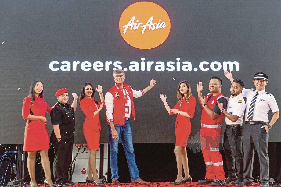 VARUN (empat dari kiri) bersama kakitangan AirAsia pada pelancaran laman web kerjaya baharu AirAsia. 