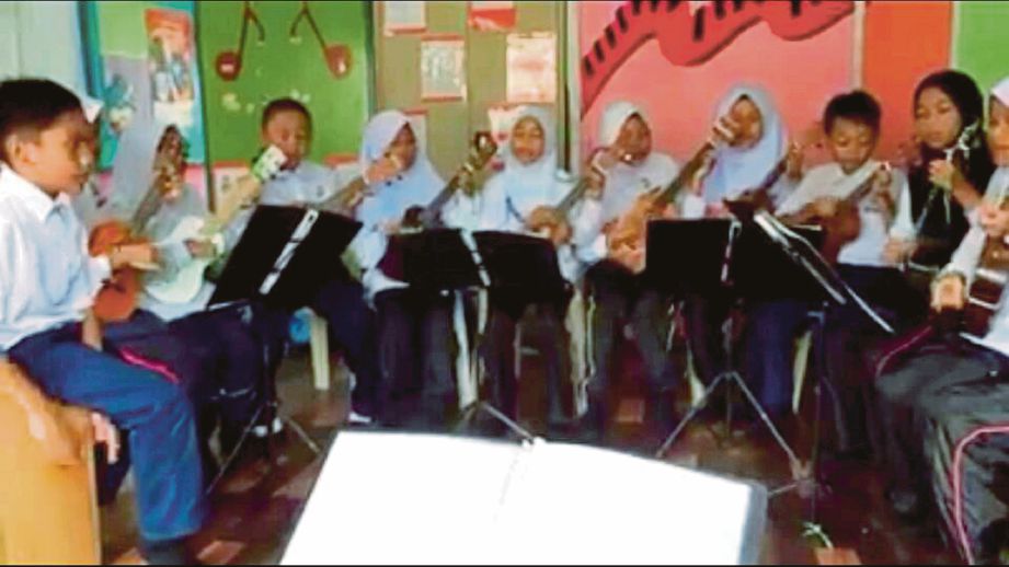   Video tular persembahan muzik Ukulele Si Comel Pipi Merah popularkan murid SK Bukit Mahkota Felda Aping, Kota Tinggi. 