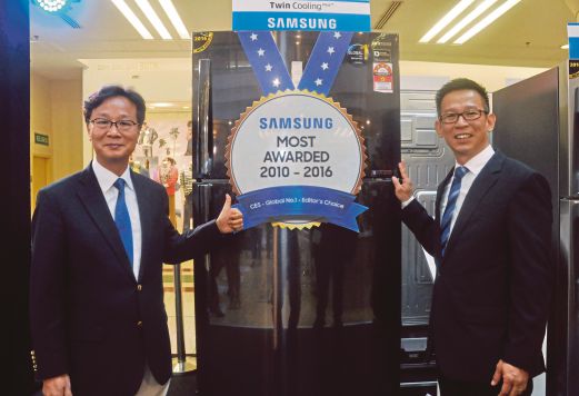 TAN (kanan) pada pelancaran peti sejuk dua pintu Samsung RT7000 ‘Refrigerator with Twin Cooling Plus technology’, semalam. 
