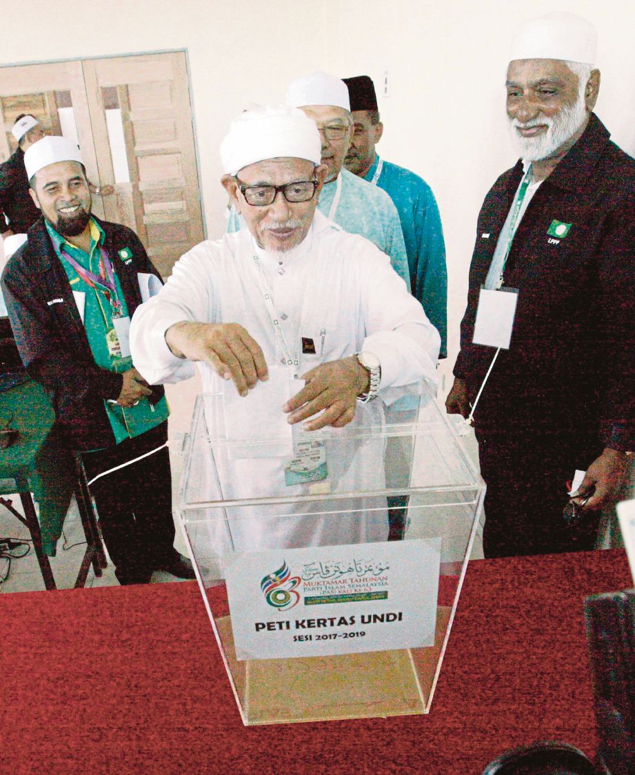 ABDUL Hadi membuang undi bagi proses pemilihan tiga jawatan Naib Presiden dalam pemilihan parti pada Muktamar PAS kali ke-63 di Kompleks PAS Kedah, Kota Sarang Semut.