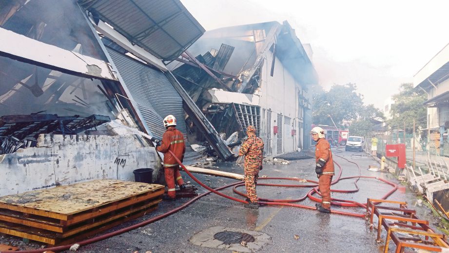 ANGGOTA bomba memadam kebakaran kilang perabot di Kawasan Perindustrian Cheras, semalam.