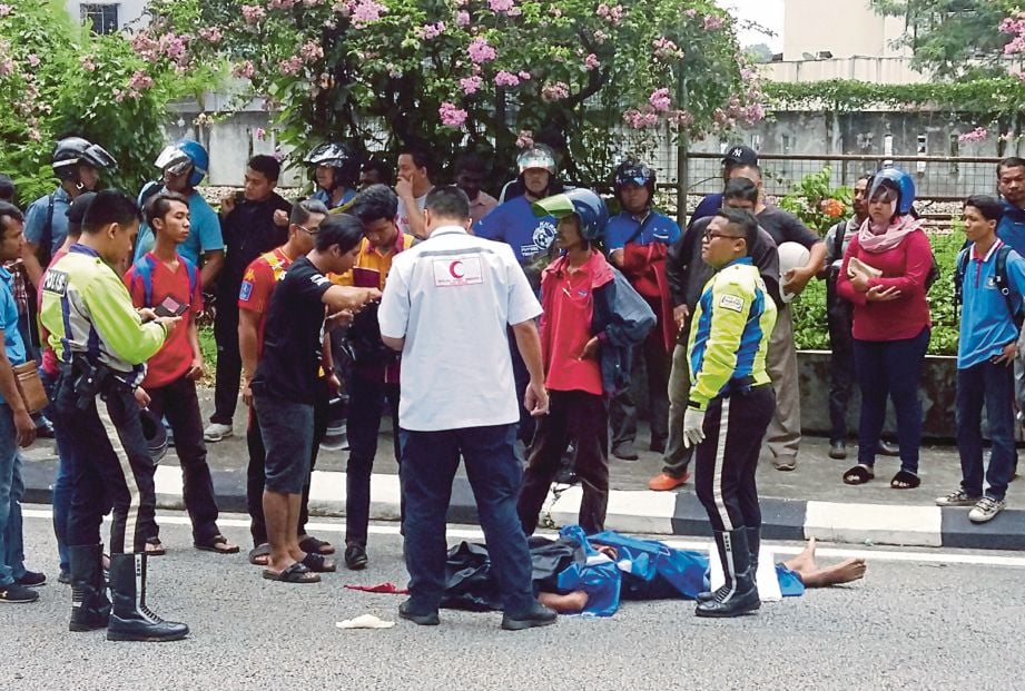 MUHAMMAD Faizul Azman maut di lokasi kejadian selepas motosikal yang ditunggang merempuh belakang lori penyelenggaraan DBKL di Jalan Bangsar, semalam.