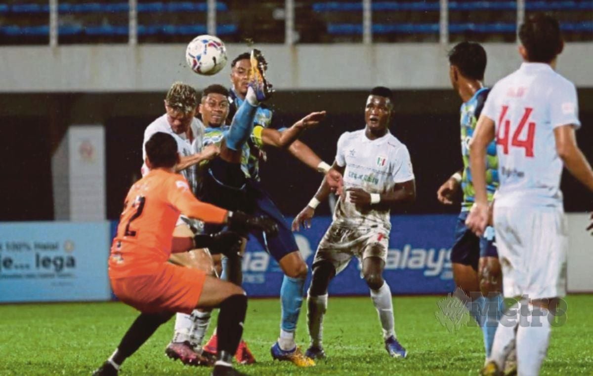 PEMAIN import Kuching City FC, (kiri) diasak pemain Penang FC, Rafael Vitor Santos De Freitas pada aksi perlawanan TM Piala Malaysia Pusingan 16 di Stadium Bandaraya Pulau Pinang. FOTO Mikail Ong