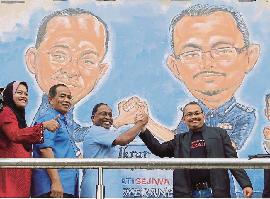 DZULKIFLI (kanan) bersama Menteri Besar Perak, Datuk Seri Dr Zambry Abd Kadir (dua dari kanan) merasmikan mural pencegahan rasuah.