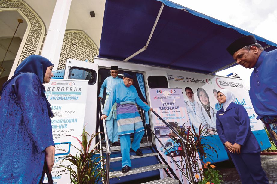 SULTAN Sharafuddin berkenan melawat klinik bergerak. 