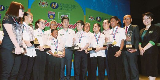 SIN Woon (tengah) bersama pemenang  pada majlis Anugerah Sukan Kementerian Pendidikan Malaysia (KPM)-MSSM-Milo 2015.