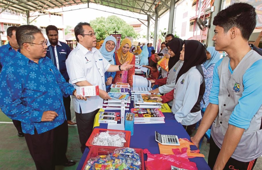 ABDUL Fattah  melawat Karnival Mini Kembali Ke Sekolah di SMK Bandar Tasik Puteri, semalam.